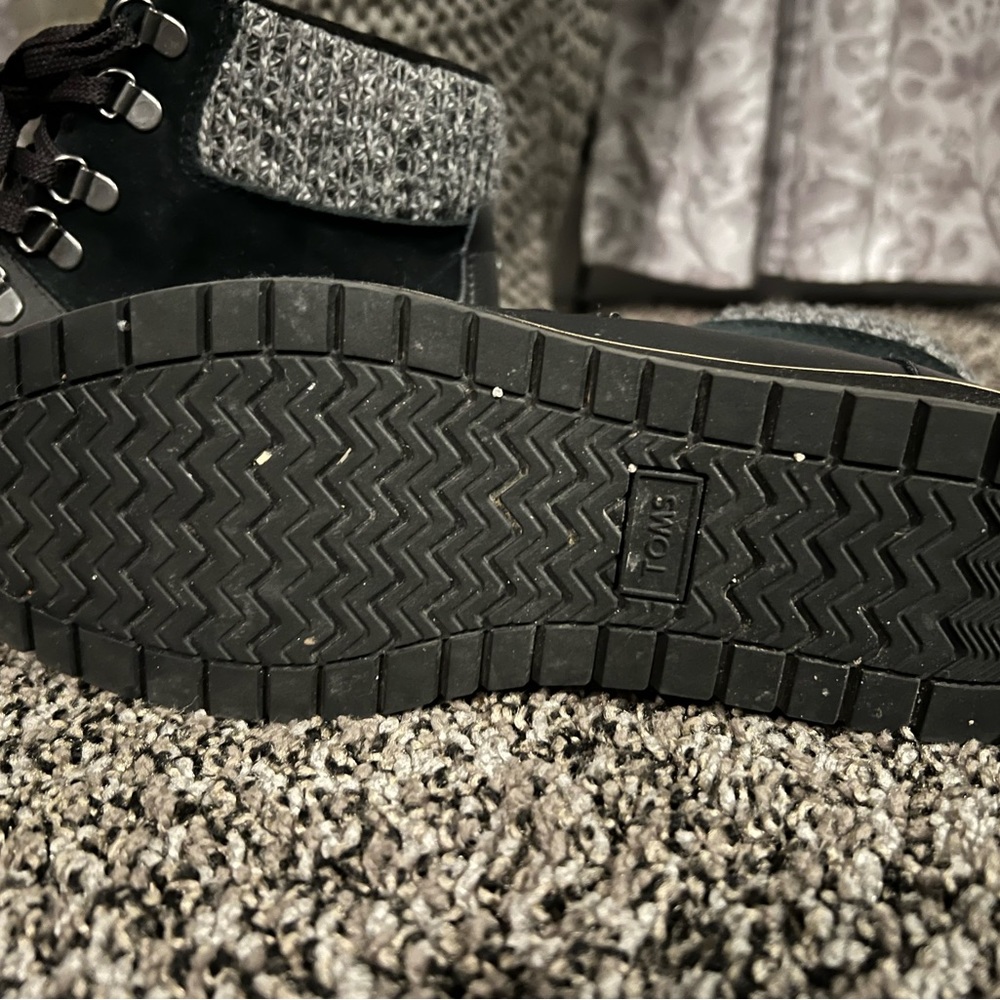Tom’s boots size 7.5